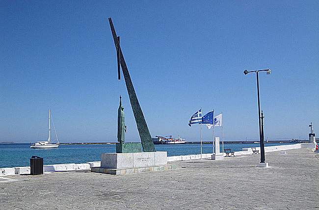 1280px-Pythagoras_Monument,_Pythagoreion,_Samos,_Greece_02_a