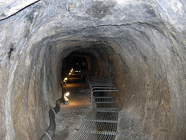 Tunnel_of_Eupalinos_a