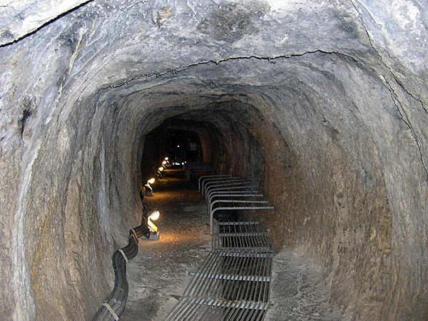 Tunnel_of_Eupalinos_a